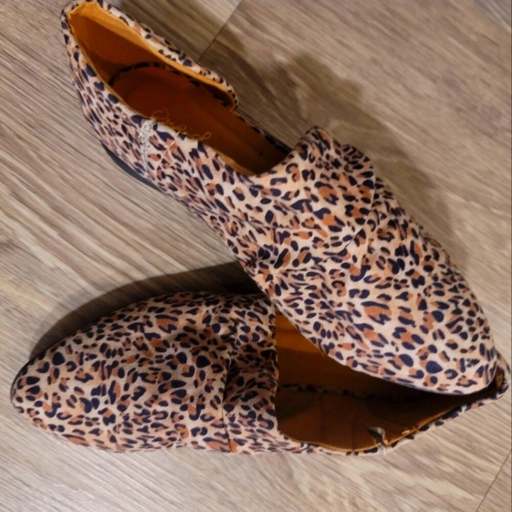 Qupid Womens Cheetah Print Flats size 6